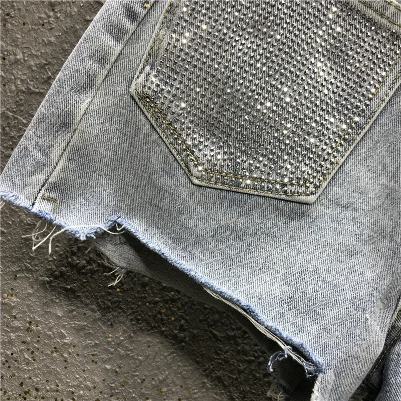 Letnie damskie szorty jeansowe z wysokim stanem, zdobione dżetami, z frędzlami, z dziurami, asymetryczne, niebiesko-białe, damskie koreańskie szorty jeansowe.