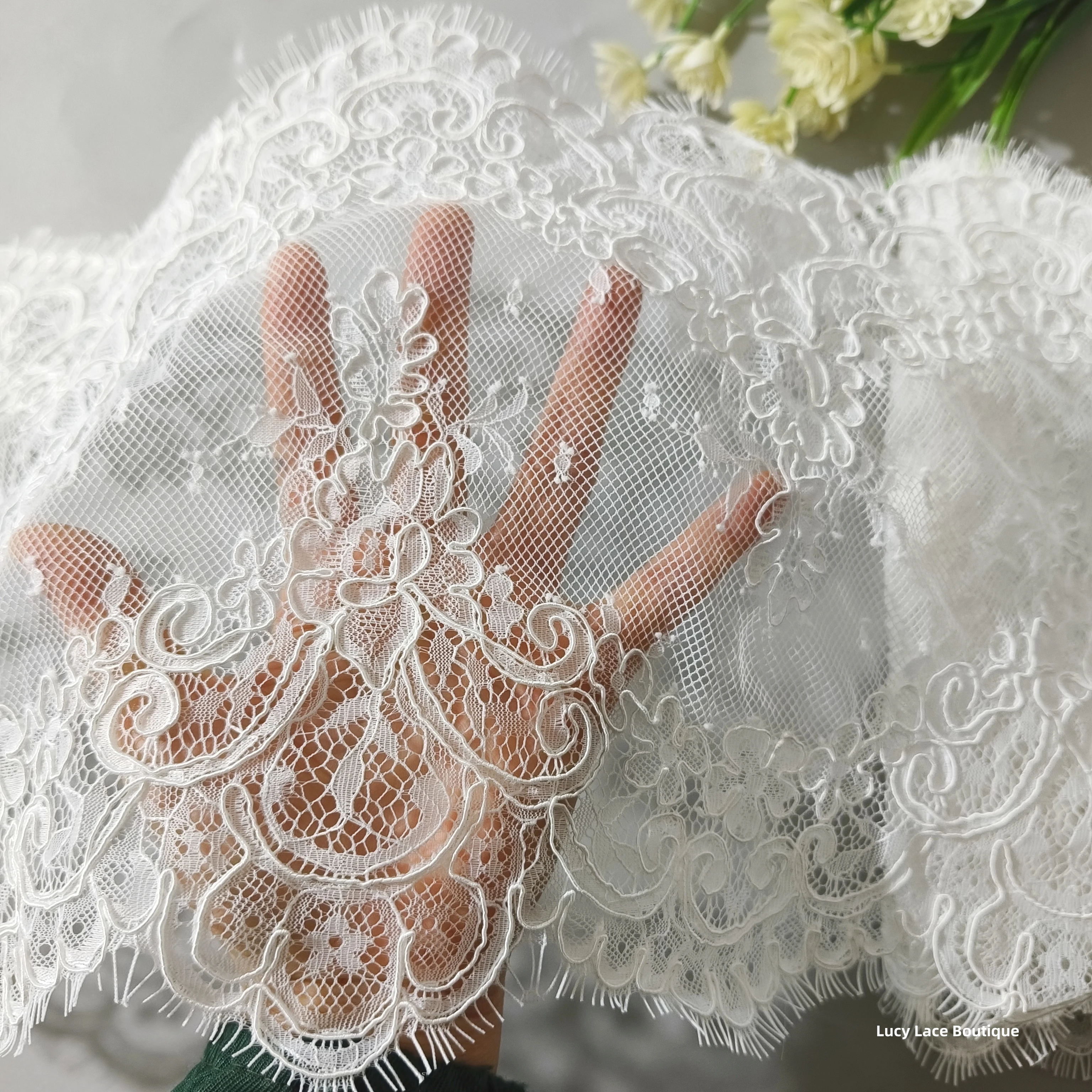 

Ширина 26 см, молочно-белый, белый цвет, ресницы, кружевная отделка, свадебная фата, пришивные материалы, длинная кружевная кайма с гребешком 3 м, НОВИНКА