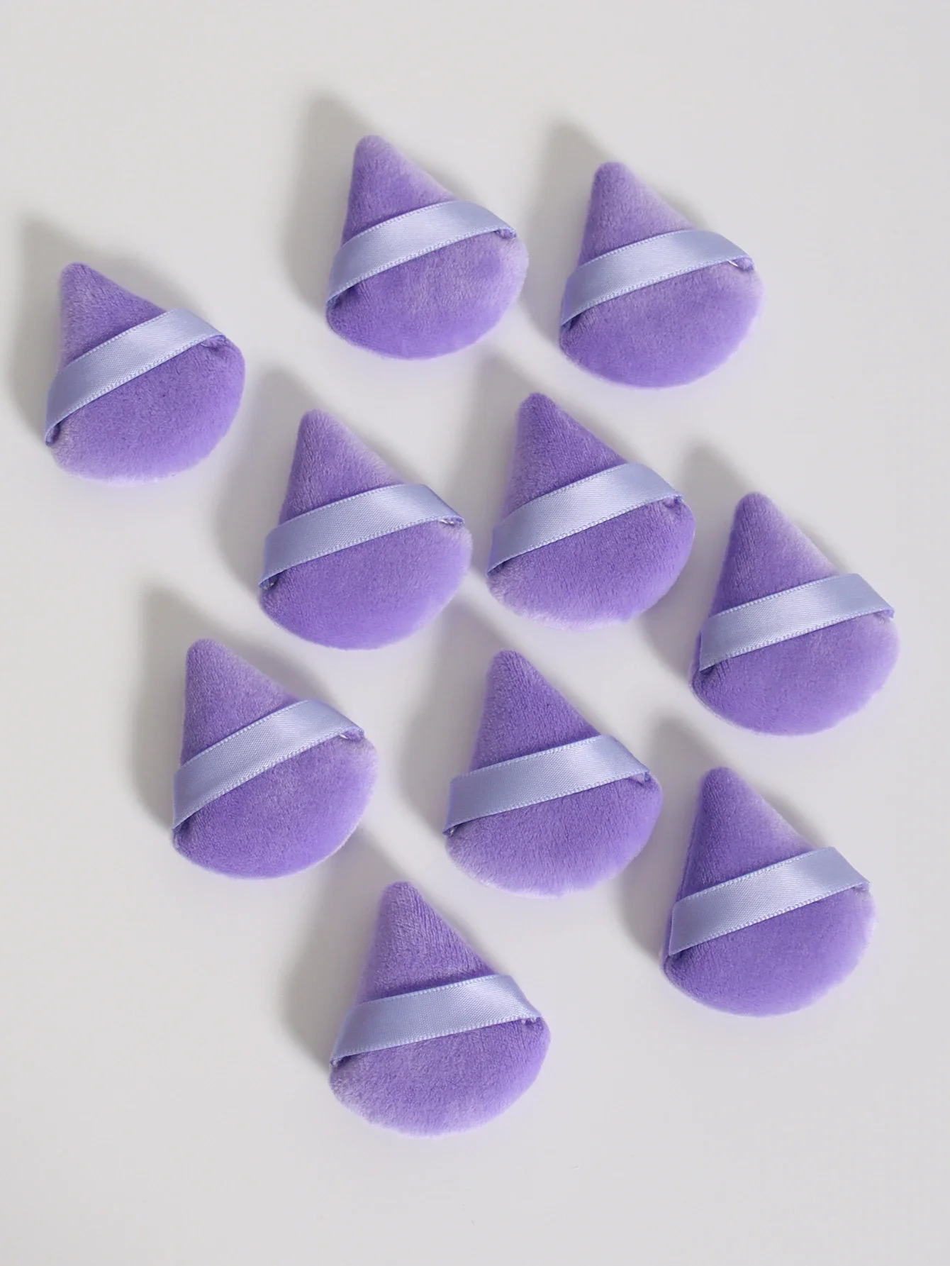 พัฟแป้งรูปสามเหลี่ยมขนาดเล็ก 40-80 ชิ้น ใช้แป้งฝุ่นโดยกดเบาๆ ลงบนใบหน้าเพื่อให้ได้ผลลัพธ์ที่ติดทน