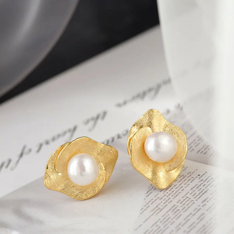 Pendientes tipo botón de plata fina 925 con diseño creativo Simple y pétalo elegante, pendientes chapados en oro de 18k con perlas naturales de agua dulce