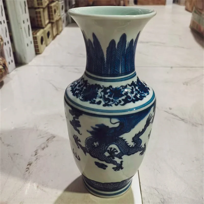 مزهرية من البورسلين الصيني القديم باللونين الأزرق والأبيض على شكل تنين بتصميم زهرة قطعة زخرفية شرقية عتيقة