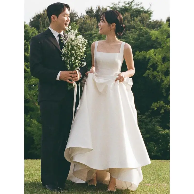 Satynowa suknia ślubna na ramiączkach z prostym i eleganckim charakterem, idealna na bankiety, urodziny i na zewnątrz, z woalką, możliwość personalizacji.