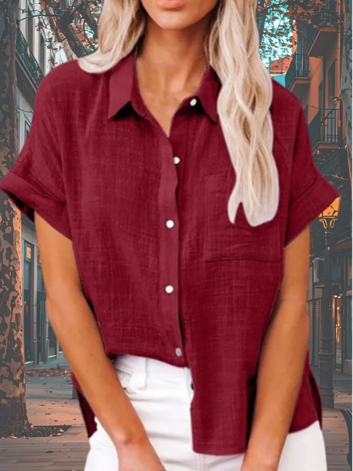 Luźny krój, damski top z golfem, casualowy, modny, dla młodych kobiet poniżej 25 lat.