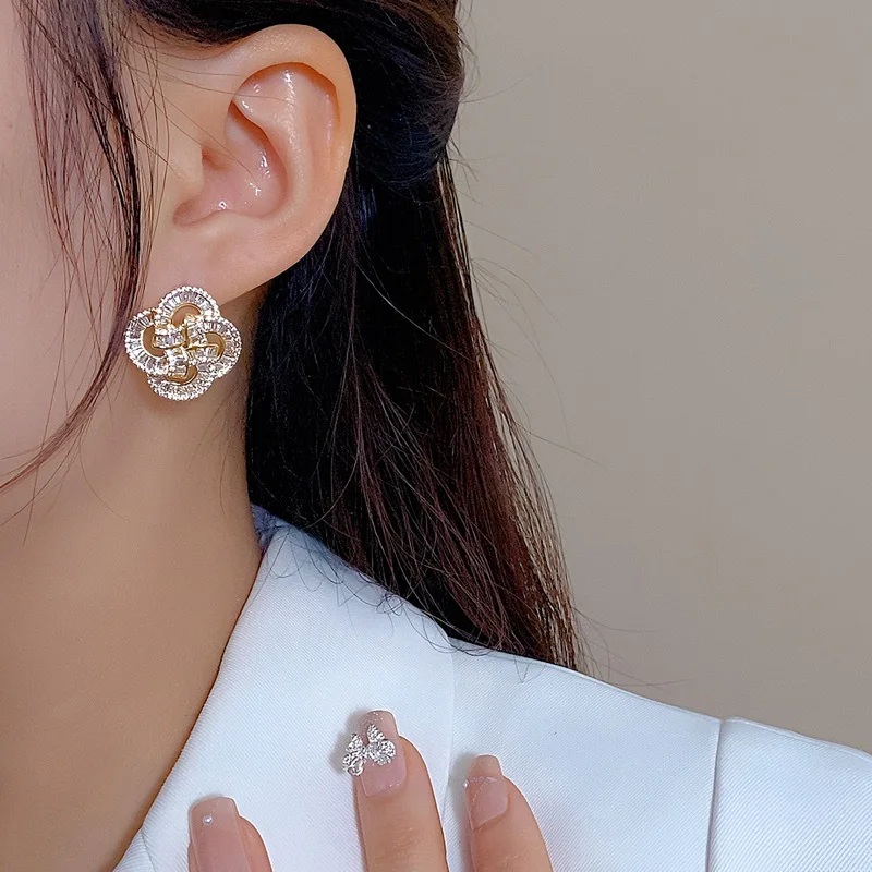 French Style Ins Hot Sale Zircon Flower Retro Celebrity High End Light Luxury Earrings for Women Jewelry