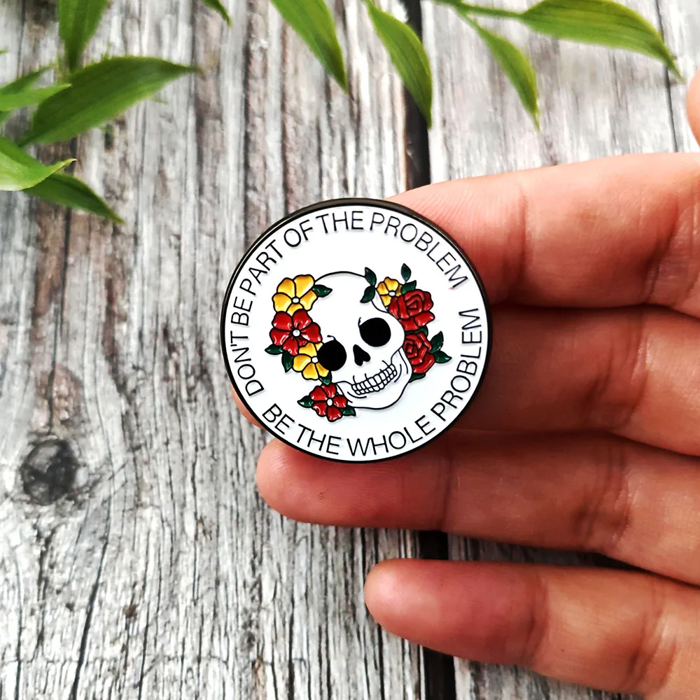 Sei nicht Teil des Problems, sondern das ganze Problem – lustige Brosche mit Skelett- und Blumenmotiv, englischer Slogan, runder Metall-Anstecker. – Detail 6