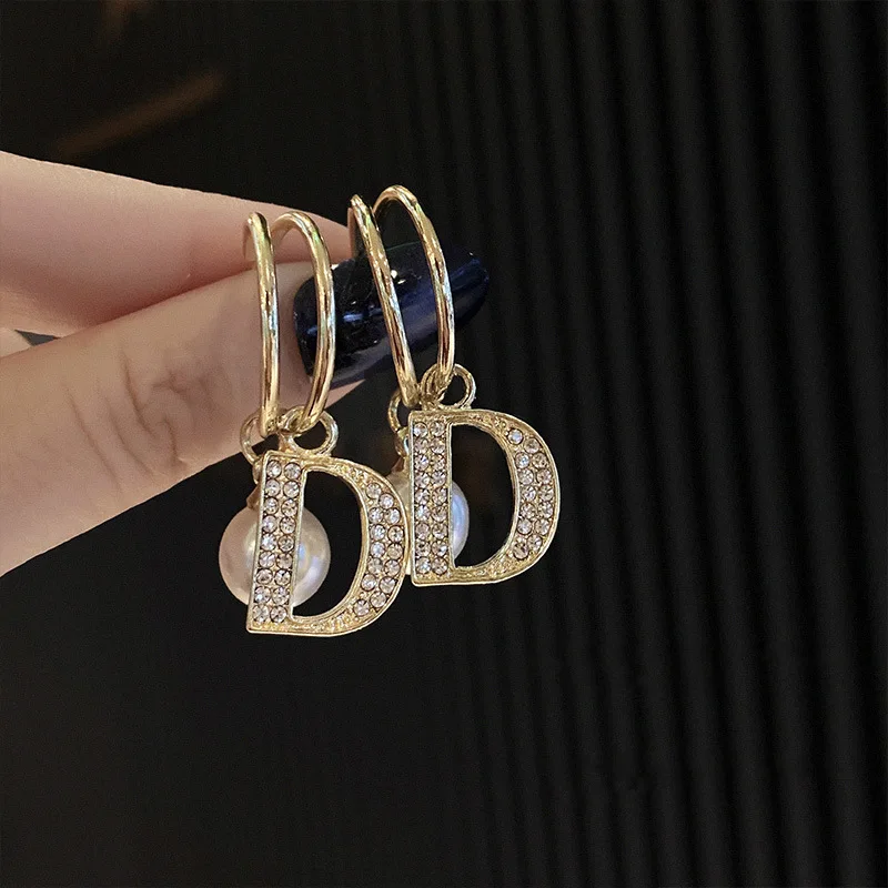 Koreanische Mode Buchstaben-Perlen-Ohrringe für Damen 2026 Neue Mode Ohrhaken Leichter Luxus Tropfen-Ohrringe Eleganter Zarter Schmuck Geschenk