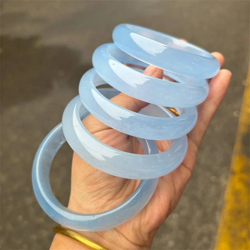 

Direct sales of high ice blue oiled bluestone quartz stone bracelet water foam jade jadeite color sky blue frozen circle jade
