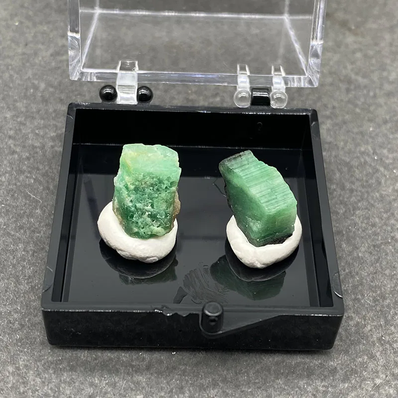 100%  Natural Emerald Mineral Specimens Stones and Crystals Healing Crystal   +Box size:35*35*35 mm
