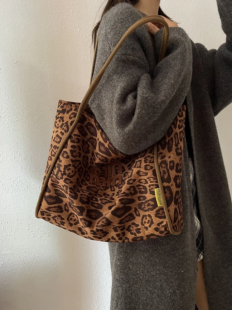 Fashion, simple, popular, retro leopard print ladies shoulder bag, new large-capacity tote bag, all-match commuter shoulder bag