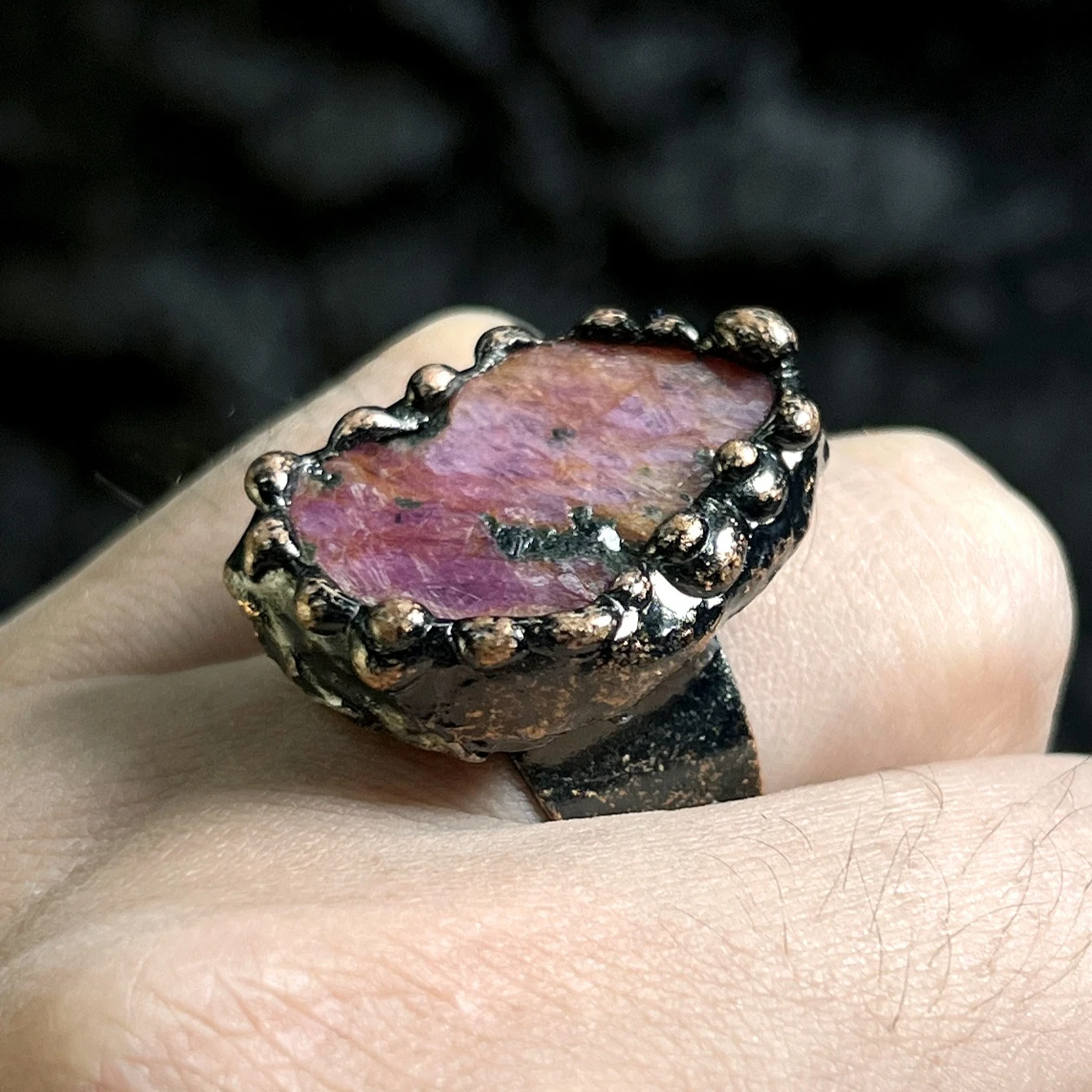 

Натуральный рубин, грубый камень, открывающееся, регулируемое, преувеличенная атмосфера, широкостороннее кольцо, женский подарок на вечеринку