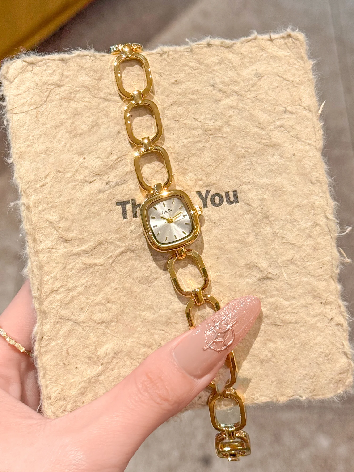 

2029 молодые роскошные новые женские часы, элегантные кварцевые часы с квадратным маленьким циферблатом, женские изысканные часы-скелетон, тип браслета