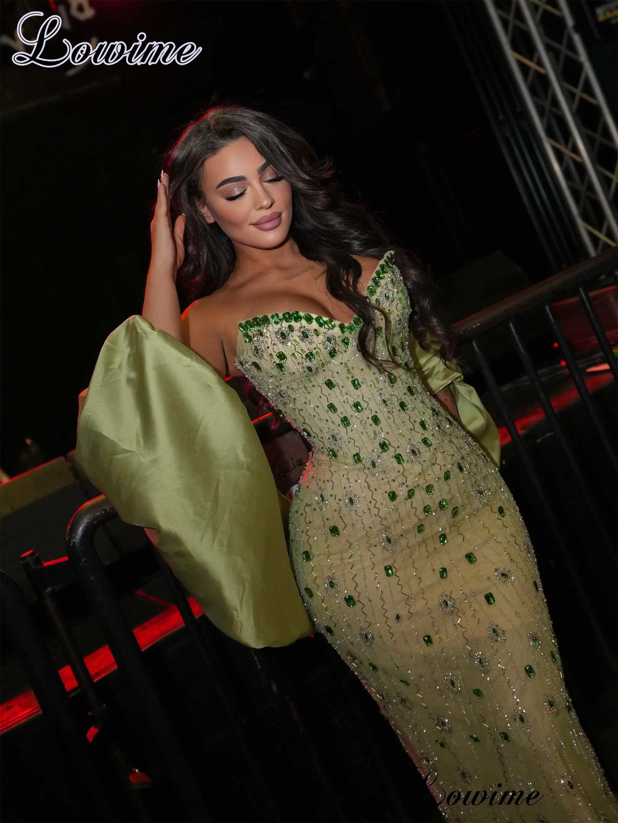 Neue elegante Cocktailkleider mit grünen Kristallen, herzförmige Ballkleider mit Cape-Ärmeln 2026, Vestidos De Cóctel, individuell gestaltet