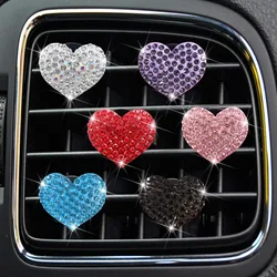 Ambientador de coche en forma de corazón, Clip de Perfume de salida automática, ventilación ostentosa de diamantes, difusor de fragancia sólida, adorno interior de coche para mujer