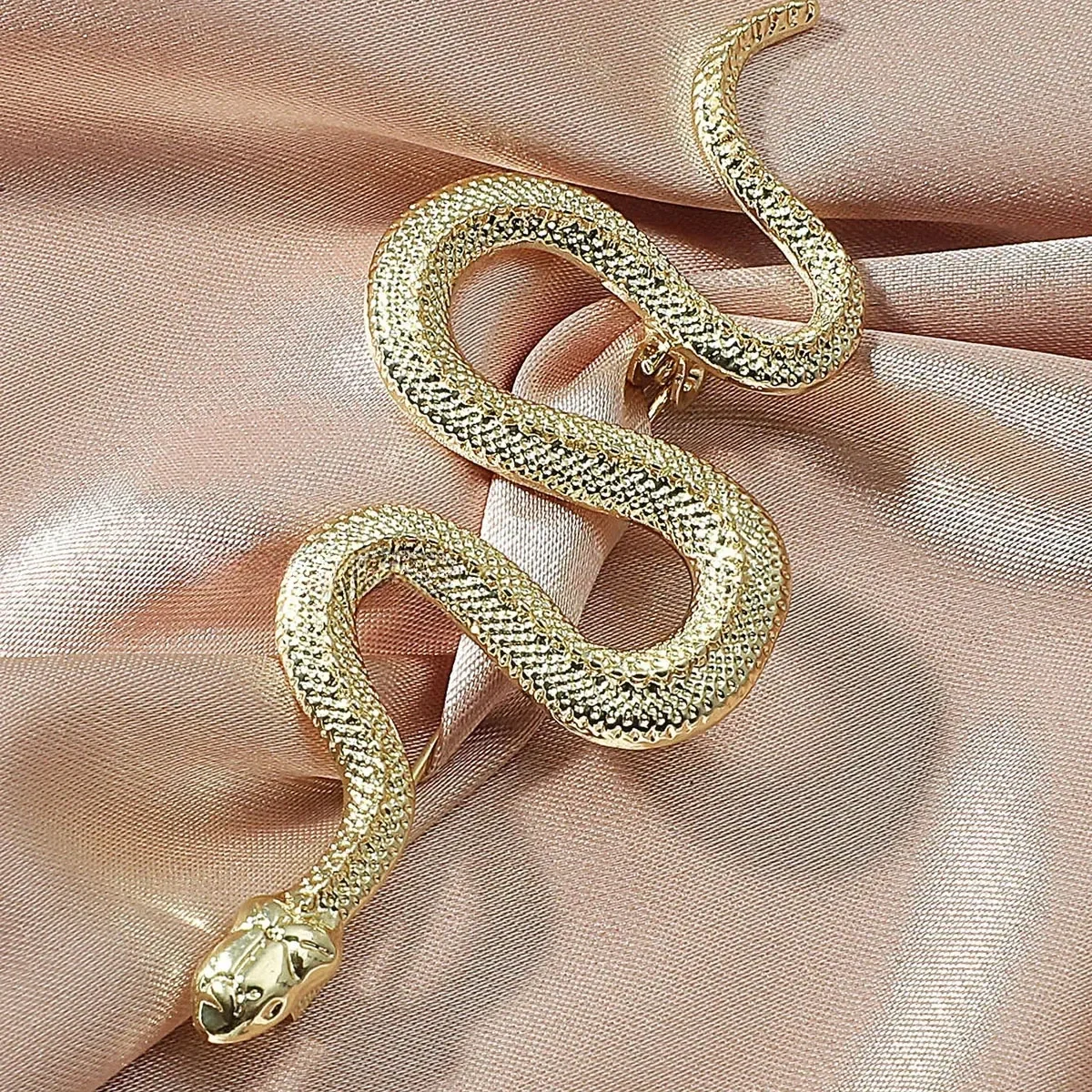 Vintage Coat Pins Gold Metal Snake Shaped Brooches for Women Fashion Personalized Alloy Inlaid with Diamonds Decoration Jewelry