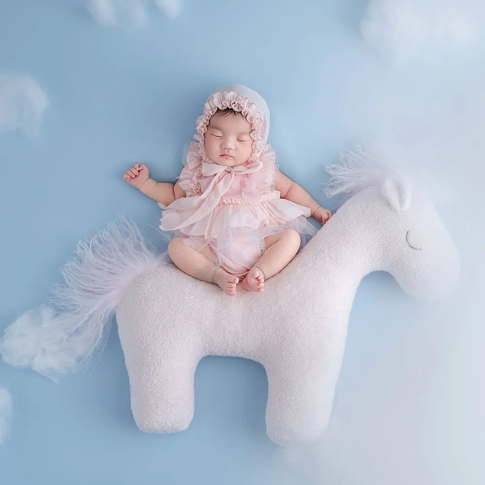 aderecos-para-fotografia-de-recem-nascidos-de-0-a-1-mes-tema-estilo-unicornio-roupas-de-malha-rosa-com-pano-de-fundo-saia-de-menina-e-boneca-para-fotografar