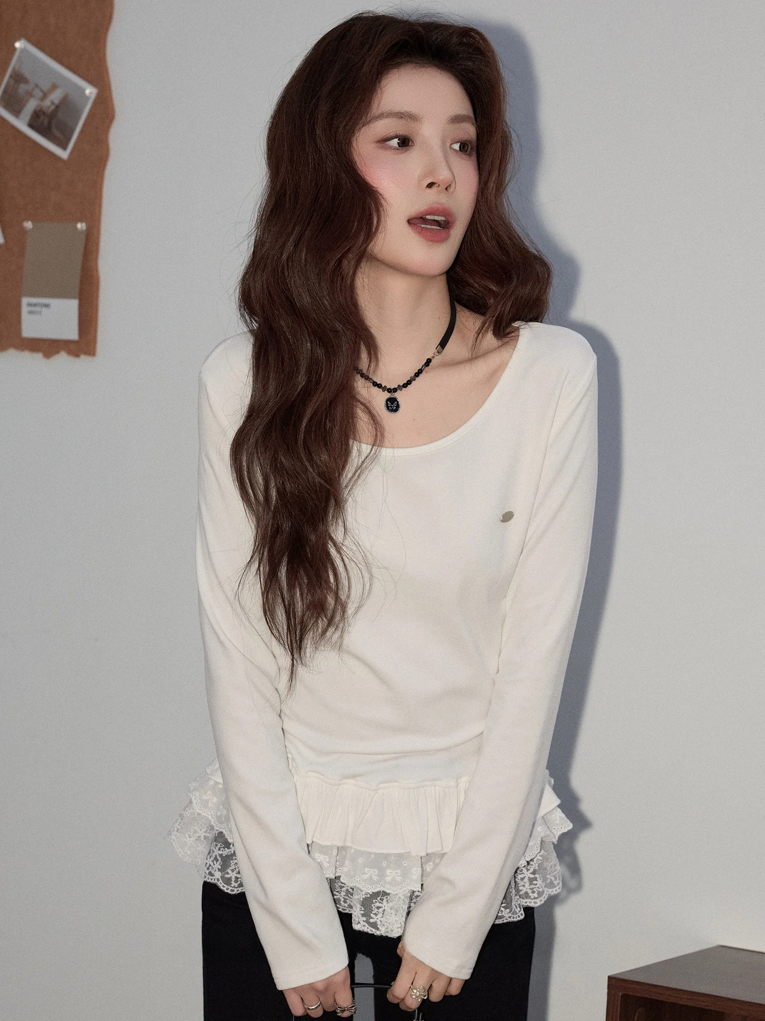 

Женская белая футболка Mii Xiaoke в корейском стиле с длинными рукавами и кружевными вставками, новая весенняя коллекция, базовая модель с эффектом омоложения