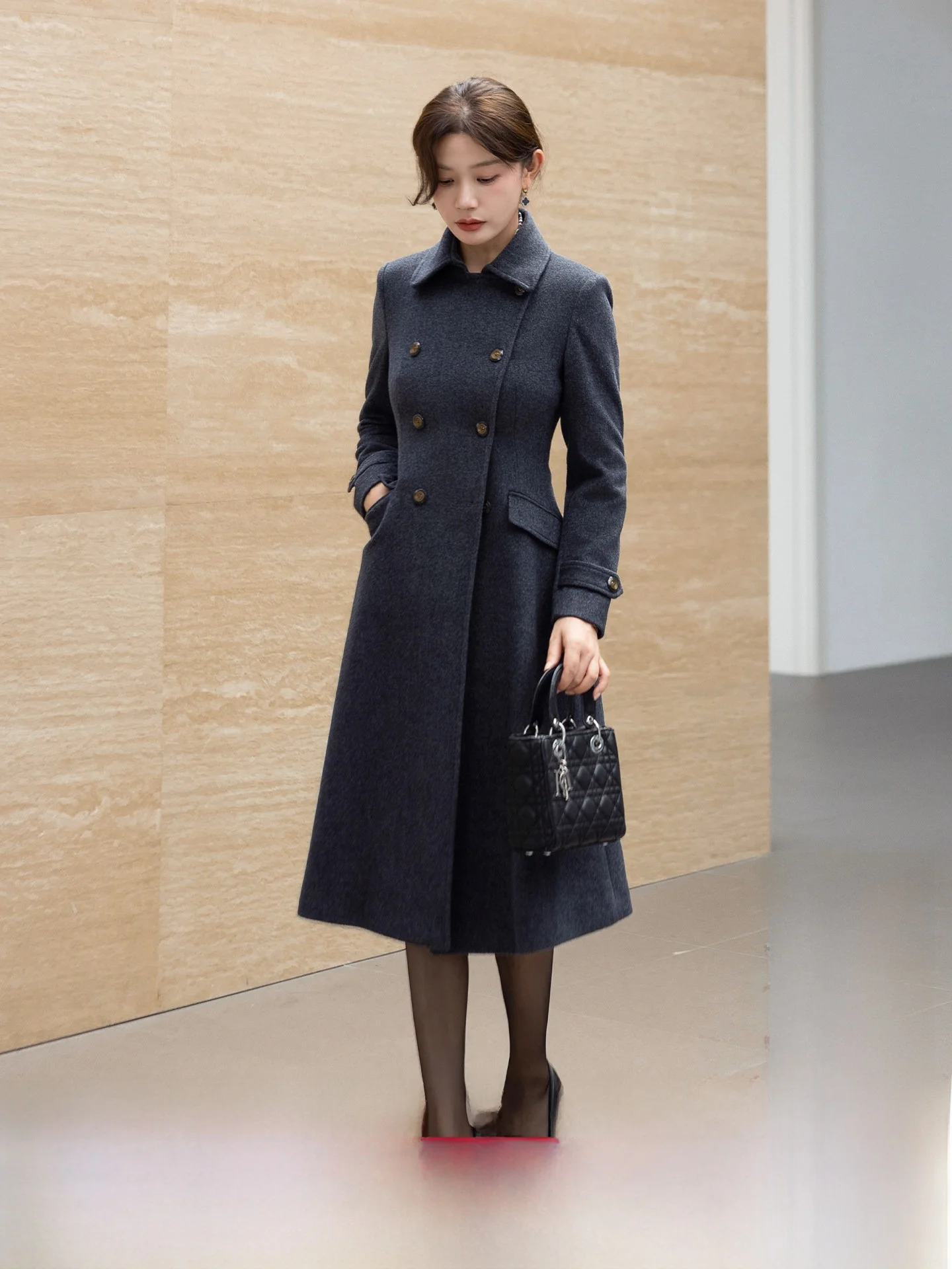 

Утепленное шерстяное пальто женское 2025 года, зимнее, синее, с поясом, в стиле Хепберн, элегантное, маленького размера