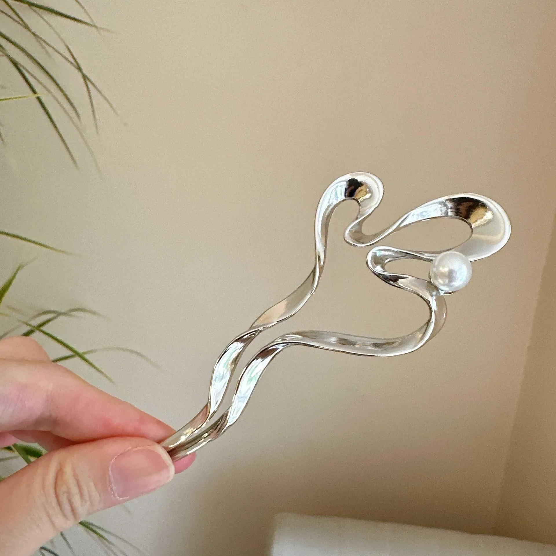 Простой и атмосферный стиль, инкрустированный искусственным жемчугом, женская заколка для волос из нестандартного сплава, повседневная одежда, модный головной убор