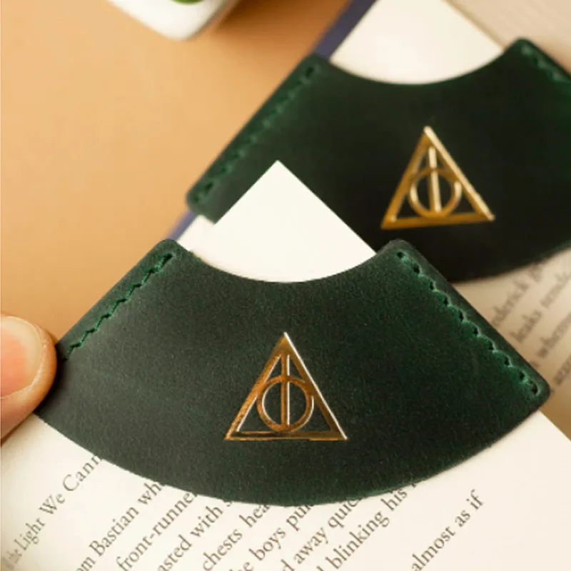 Kawaii Harr Leather Academy of Magic Badge Bookmarks Potteres Hot Gold Cute Bookmarks Book Pagers Children\'s Birthday Gifts