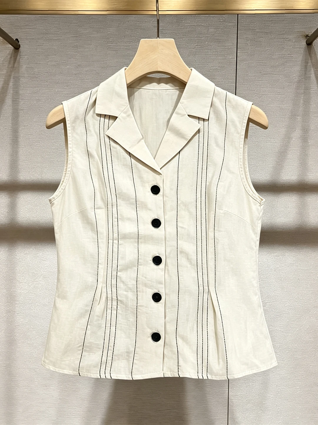 Elegant Slimming Sleeveless Vest Women's Fashionable Button Detail Tailored Neckline Summer Casual Straight Cut plus Size