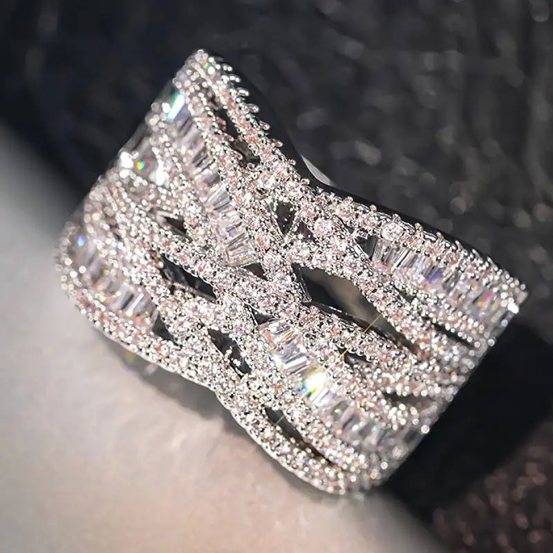 Huitan Kreuz-Design-Ring für Frauen, luxuriöse Hochzeitsaccessoires, volle helle CZ, bezaubernde Verlobungsfeier, trendiger Damenschmuck