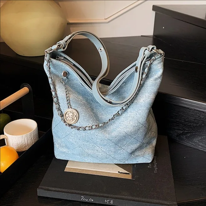 

Новинка 2023 года, джинсовая сумка-тоут для женщин, дизайнерская роскошная сумка через плечо с ведром, стильные и универсальные модные сумки для женщин