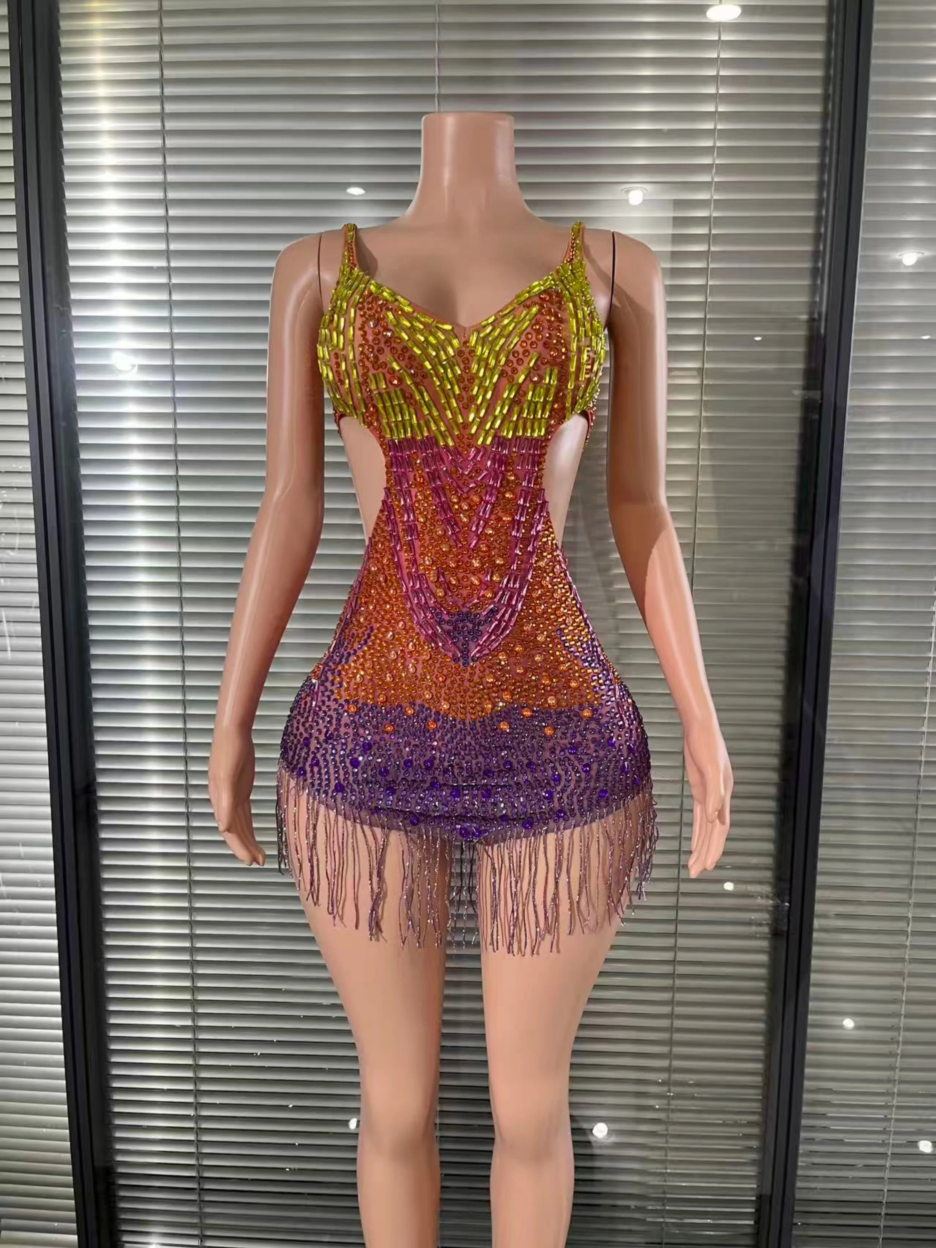 Sofisticato abito corto con nappe ritagliate con strass colorati su misura Abito da compleanno per club in costume da spettacolo di danza sexy da donna