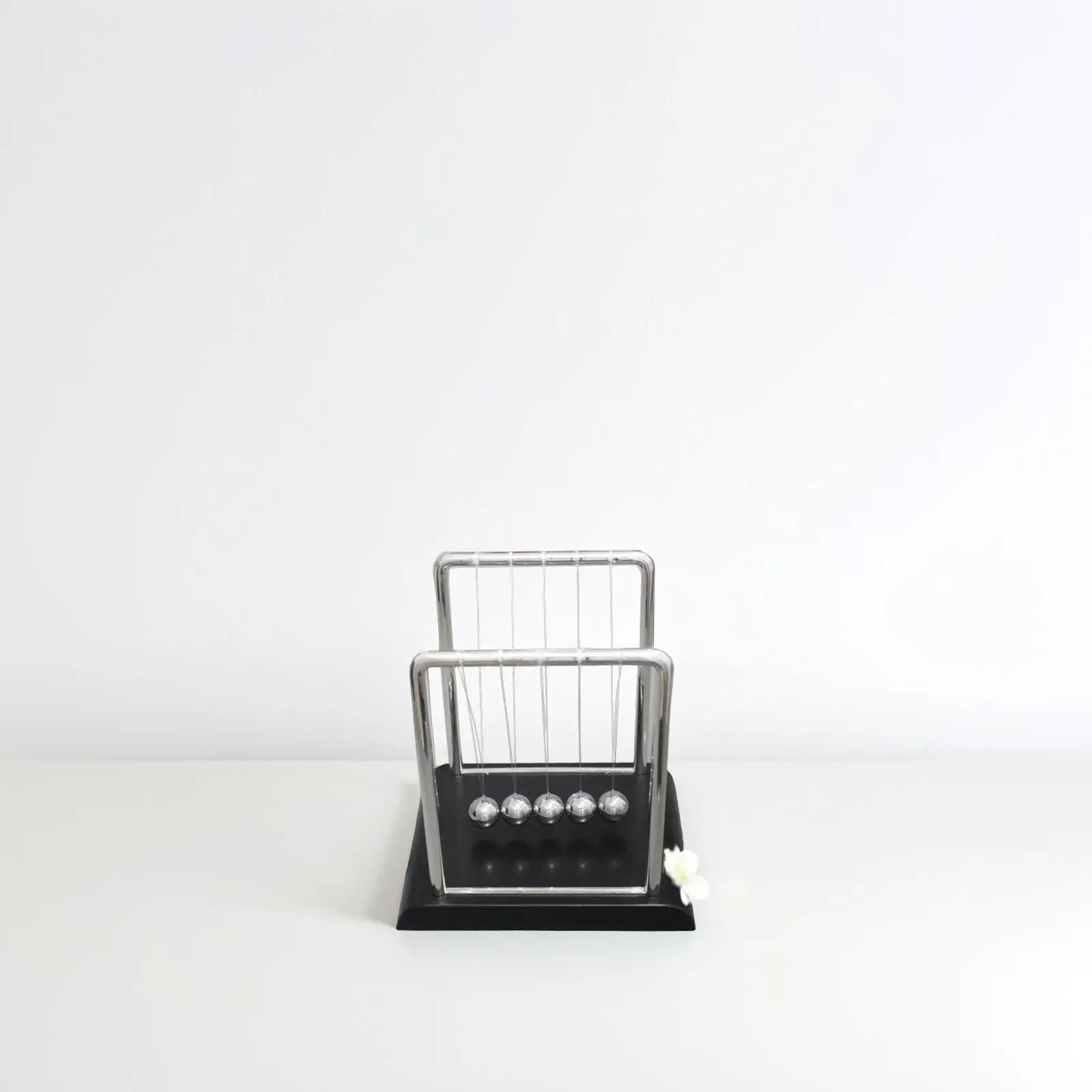 Newton berço bola de equilíbrio decoração de mesa base de plástico abs bolas de ferro brinquedo científico decoração de sala de estudo de escritório em casa