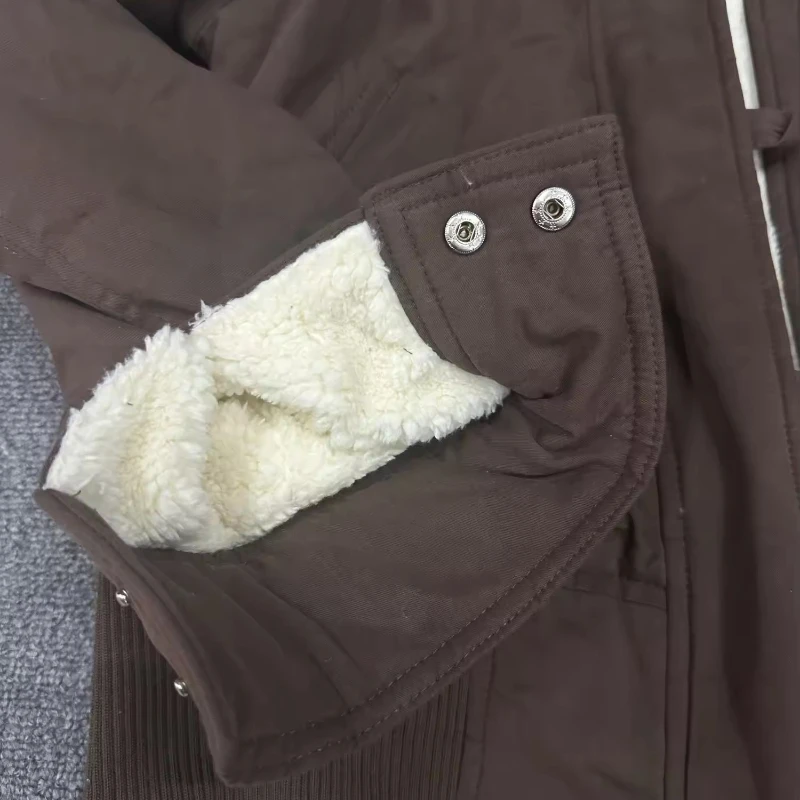 

2025 европейская и американская женская новая зимняя утолщенная куртка в стиле ретро, коричневая облегающая толстовка с капюшоном на молнии с пуговицами уникального дизайна