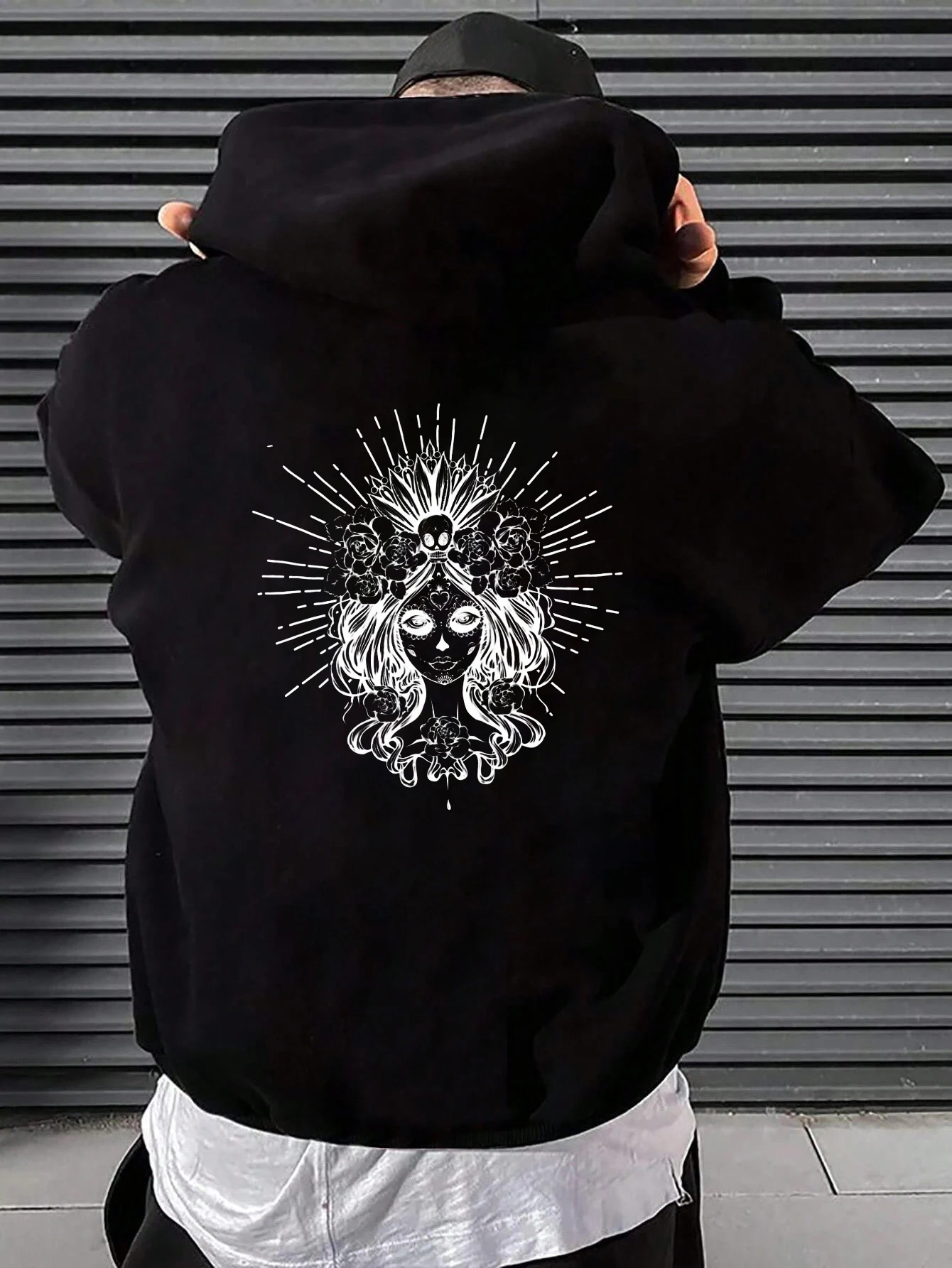 

Мужская толстовка с капюшоном в готическом стиле Девы Марии - черная с изысканным белым принтом, мягкая ткань