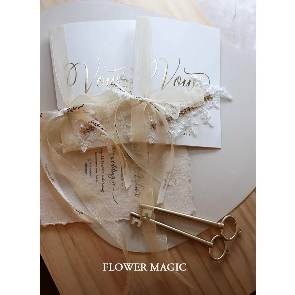 

2 шт./компл. набор карточек для свадебных тортов с кружевным жемчужным дизайном, подарки для невесты и жениха, декор для вечеринки, пригласительный подарок, его и ее карточки с тортами