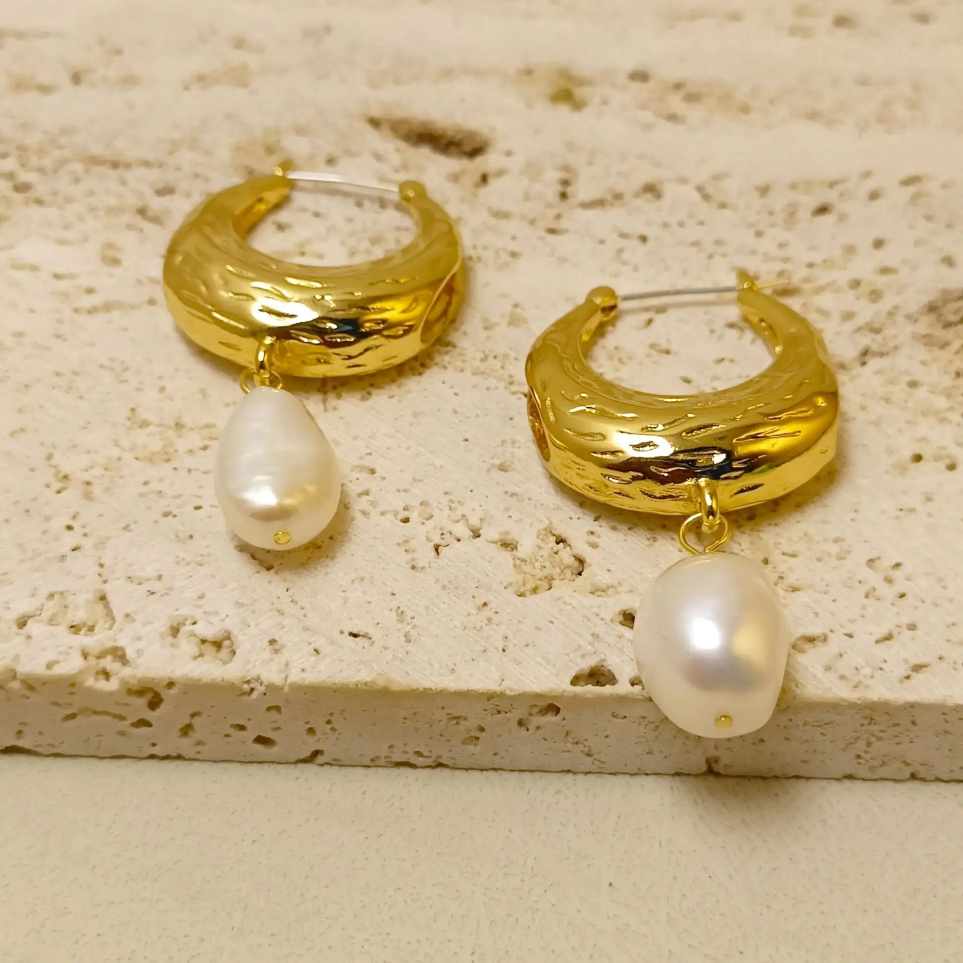 

Ins Blogger Freshwater Pearl Textured Ear Buckle Fashion Influencer Design Ear Drop Dangle Natural Pearl Jewelry Wholesale