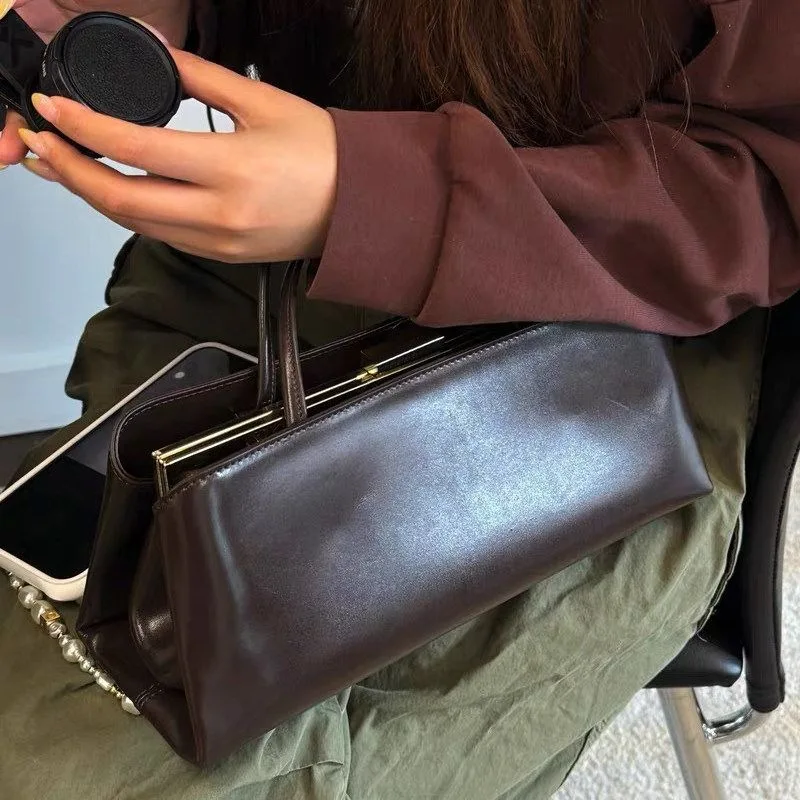 European and American Retro Niche Design Clip Bag New Texture Multi-layer Replaceable Shoulder Strap Portable Single Armpit Bag