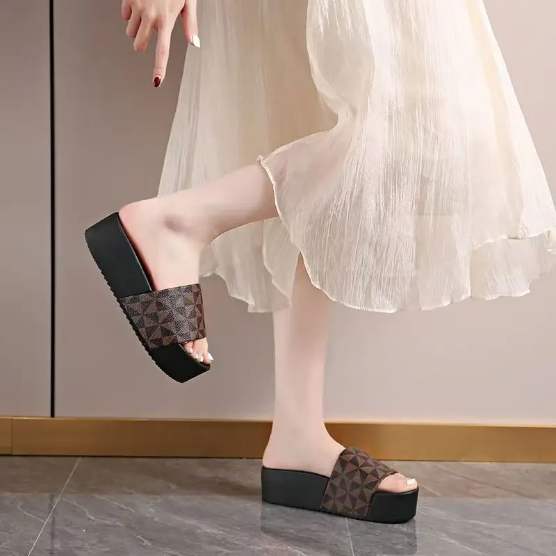 شباشب نسائية صيفية كبيرة الحجم 36-43 موديل 2025، نعل سميك، زيادة الارتفاع، مضادة للانزلاق، وصنادل شاطئ بسيطة