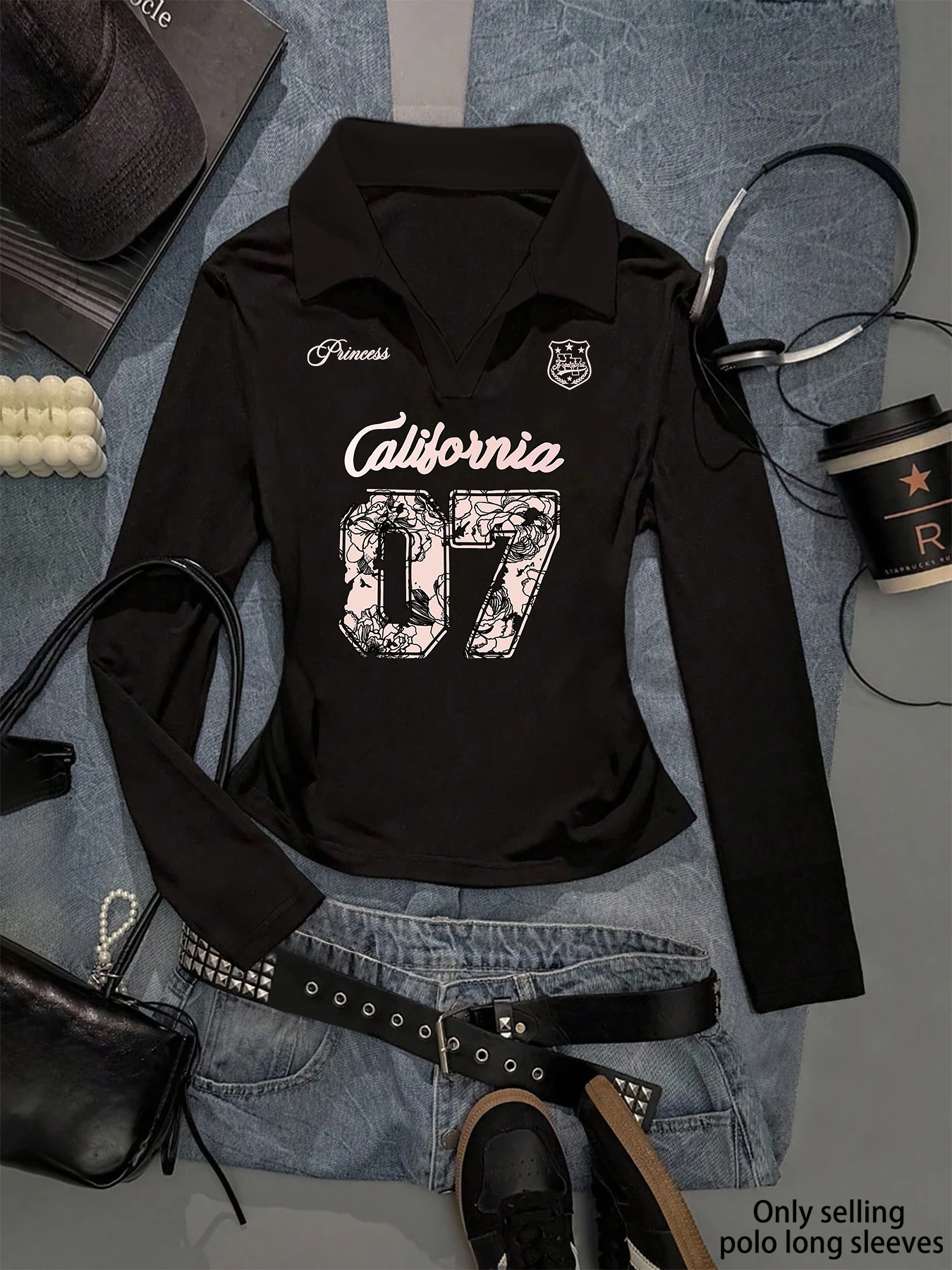 This stunning autumn/winter women's slim-fit polo shirt with long sleeves is both simple and stylish, just what you need.