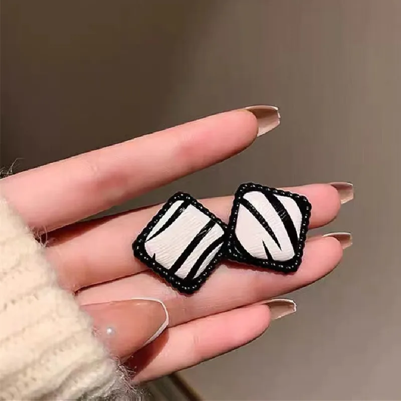 Personality Geometric Black White Color Geometric Pattern Irregular Stripe Earrings Retro Trend Woman Exquisite Ear Accessories