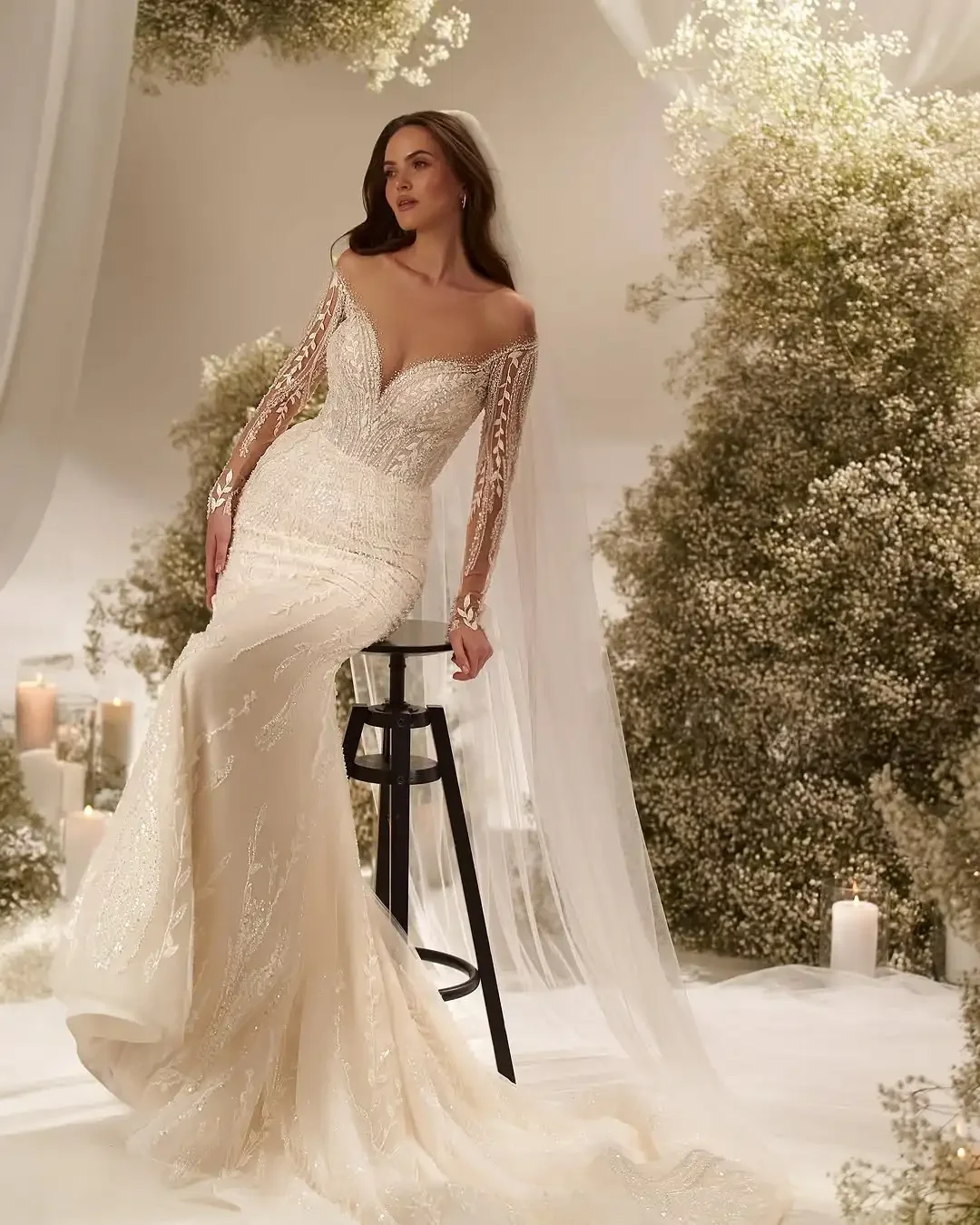 Abito da sposa a sirena con tubino in pizzo con scollo a V profondo sexy personalizzato con illusione glitterata