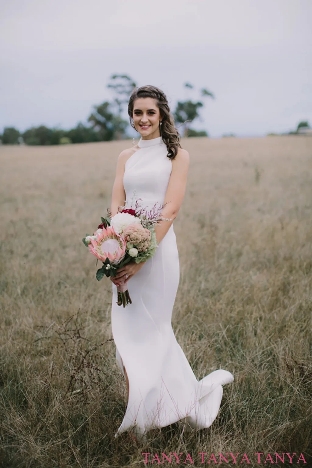 Vestido de novia de cola de pez con abertura lateral alta y cuello alto sin mangas, vestido de novia elegante con Espalda descubierta, personalizado SWD847