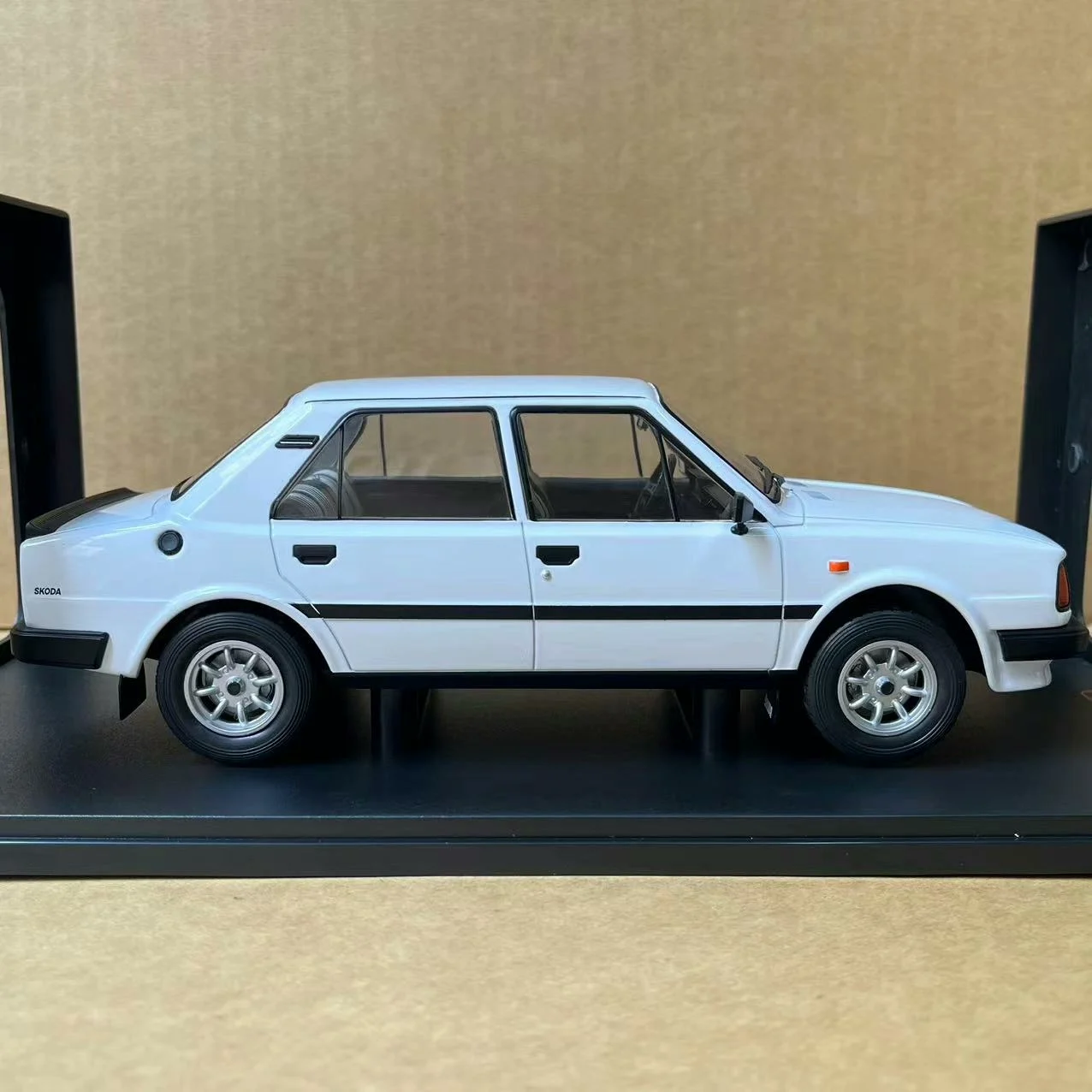 IXO 1:18 Scale SKODA 130L 1980 Simulation Alloy Car Model Diecast Toy Collectible Gifts Ornaments