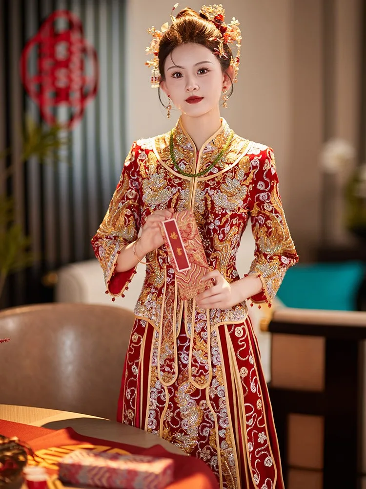 

Wedding dress bride's dragon and phoenix gown Chinese-style toasting the grand Five Blessings ceremony