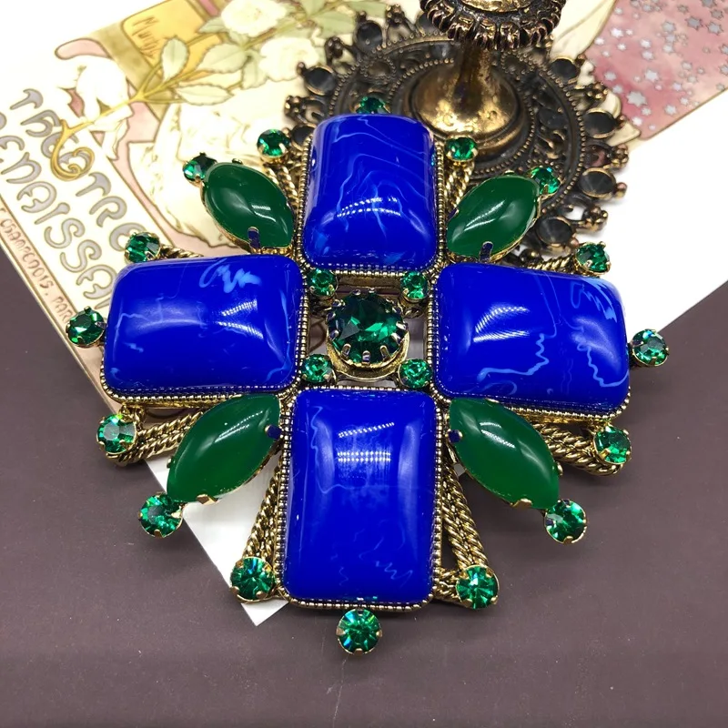 French Retro Fashion Light Luxury Elegant Copper Gold-Plated Brooch Boutonniere Jewelry Corymbra for Women