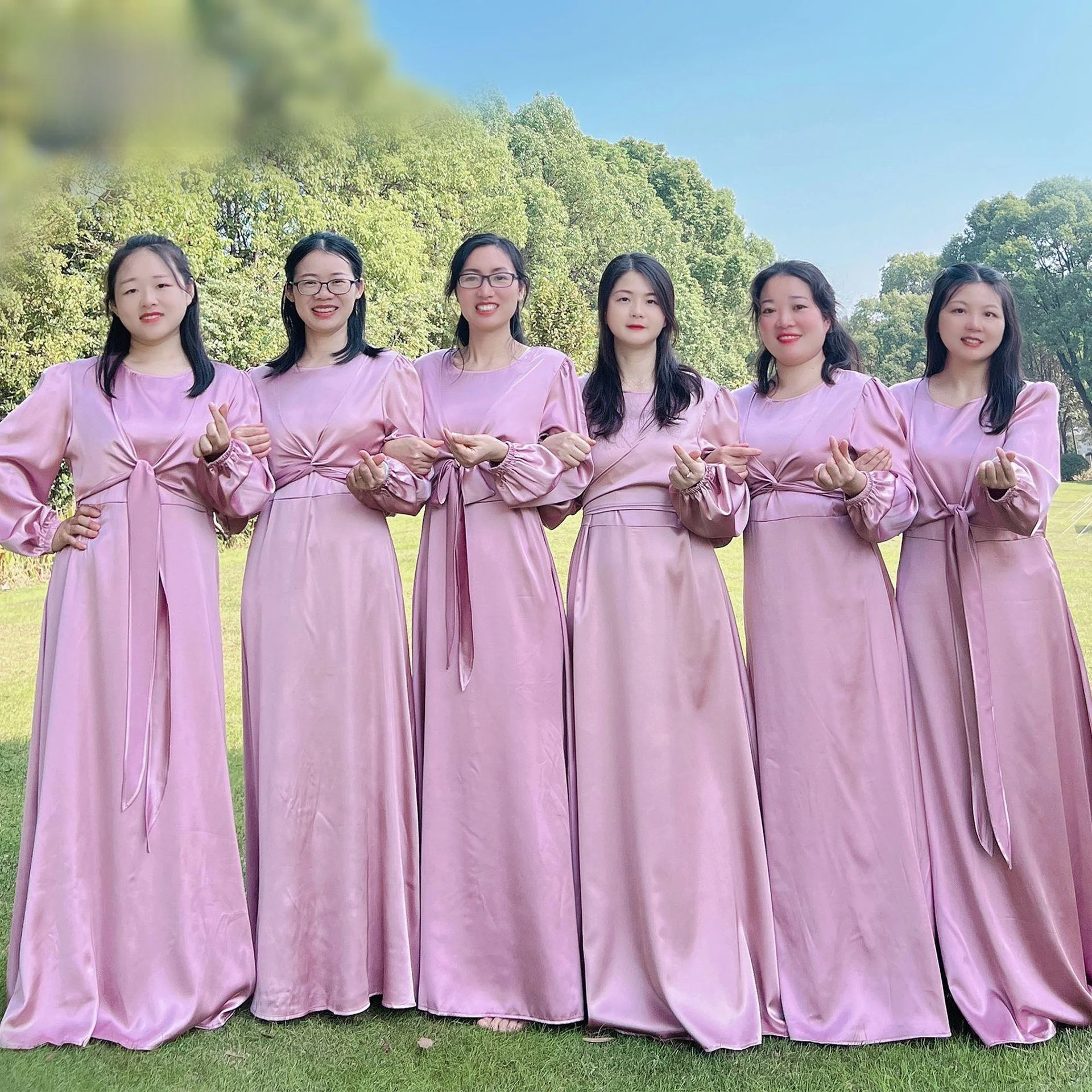 

Элегантное длинное атласное платье 2023 года с красивой приталенной талией, двустороннее, для подружек невесты, осеннее, с длинными рукавами