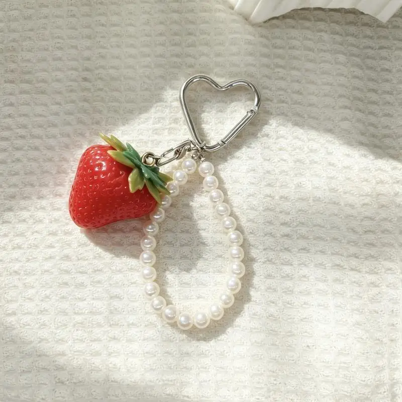 1 Stück Schlüsselanhänger/Taschenanhänger mit Herzverschluss, Erdbeere und Perle, Harz-Obst-Accessoire, kleines Geschenk – Detail 1