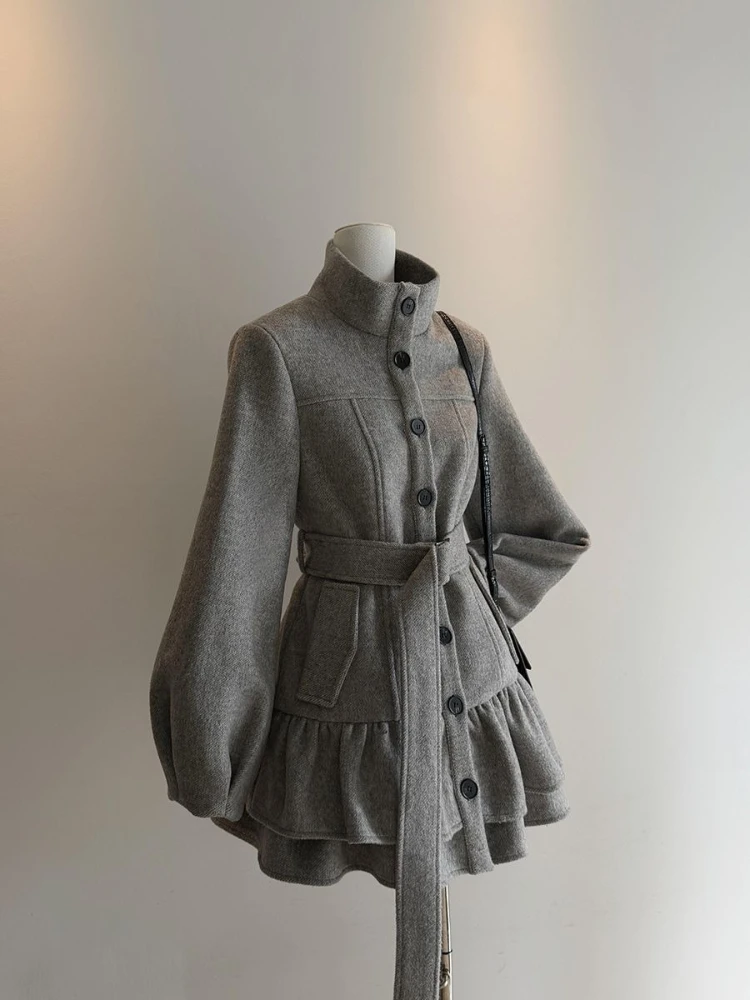 グレーのスリムなヴィンテージ風暖かい長袖ウールコート、ファッショナブルなデザイン、2026年春の新作オーバーコート、ヘップバーン風レトロエレガントな服