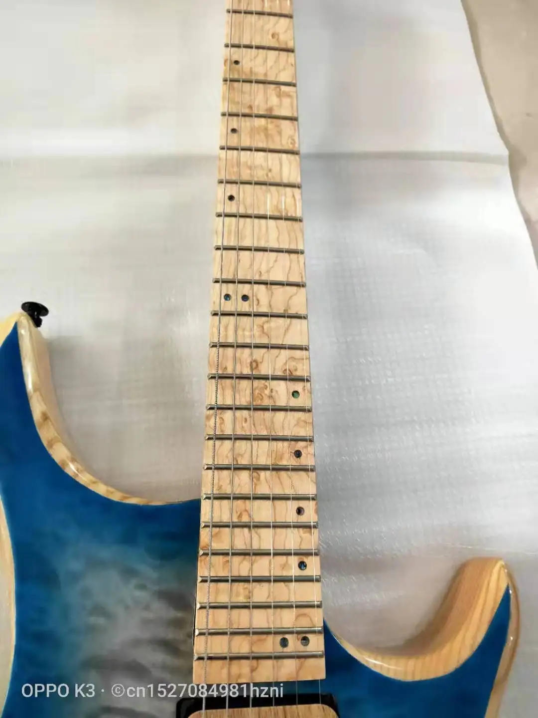 New 6-string headless electric guitar, classic water ripple veneer, high-end double-shake headless bridge, double pickup, free s