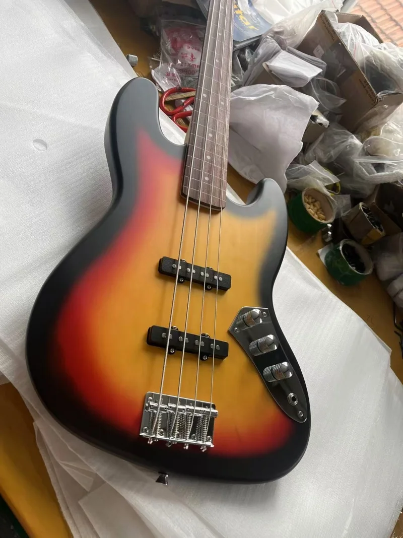 Free delivery of high quality 4 string electric bass，Rosewood fingerboard，The sun sets on the body，Matte finish，Solid wood