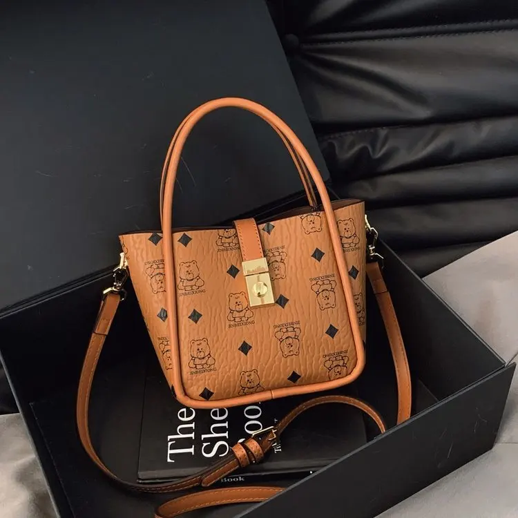 

Модная минималистичная сумка через плечо для женщин, роскошная дизайнерская кожаная сумка большой вместимости, элегантная сумка для подгузников для поездок на работу, однотонная.