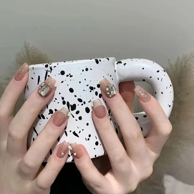 เล็บปลอมสีชมพูทรงสี่เหลี่ยมสั้น 24 ชิ้น ลายหัวใจและดาวประดับเพชร สไตล์สาวฮอต แบบกดติด พร้อมใช้งาน