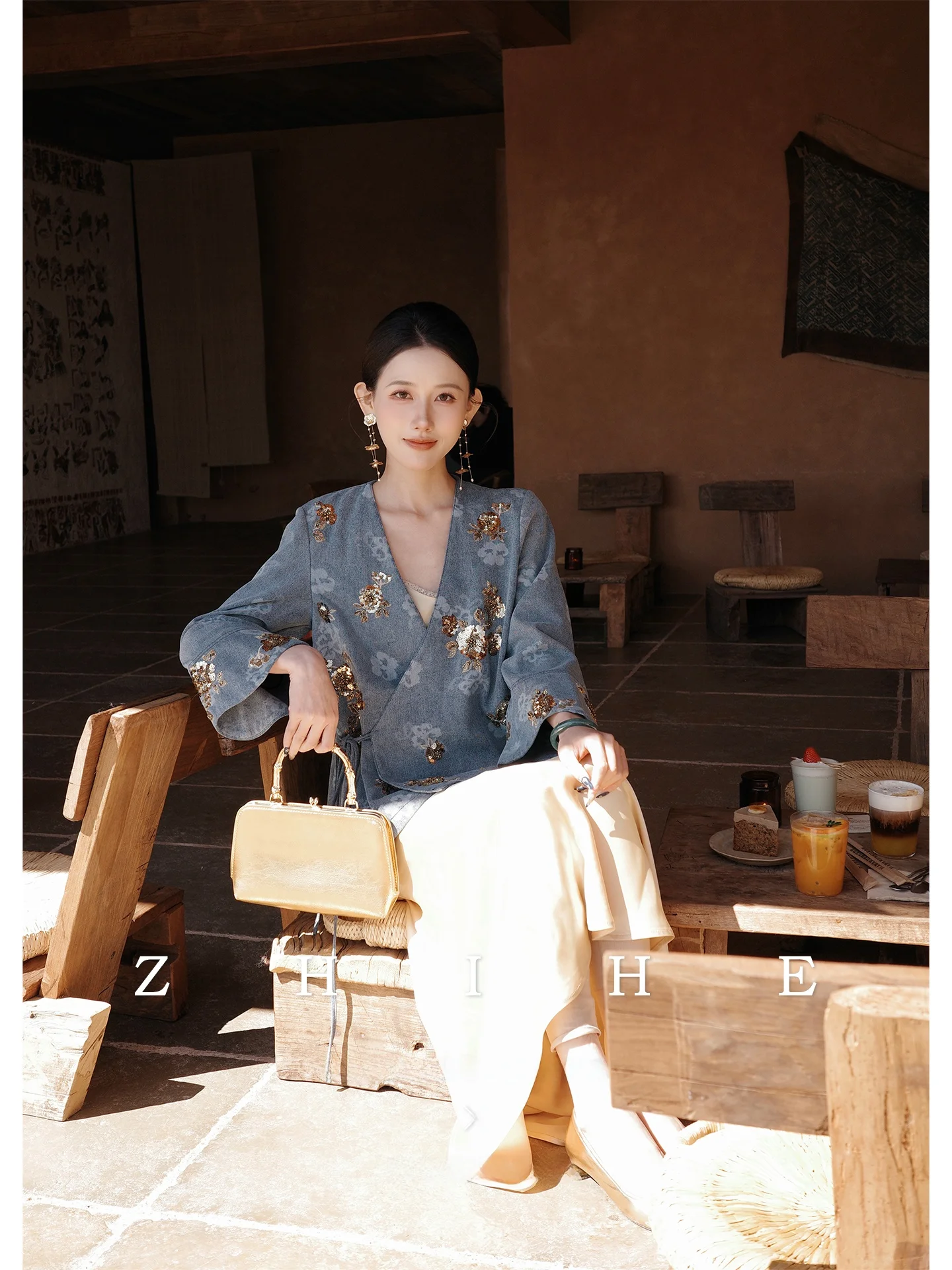 

Оригинальный китайский комплект: джинсовая куртка свободного кроя с вышивкой бисером и юбка на бретелях из 100% хлопкового ацетата. Модный женский комплект.