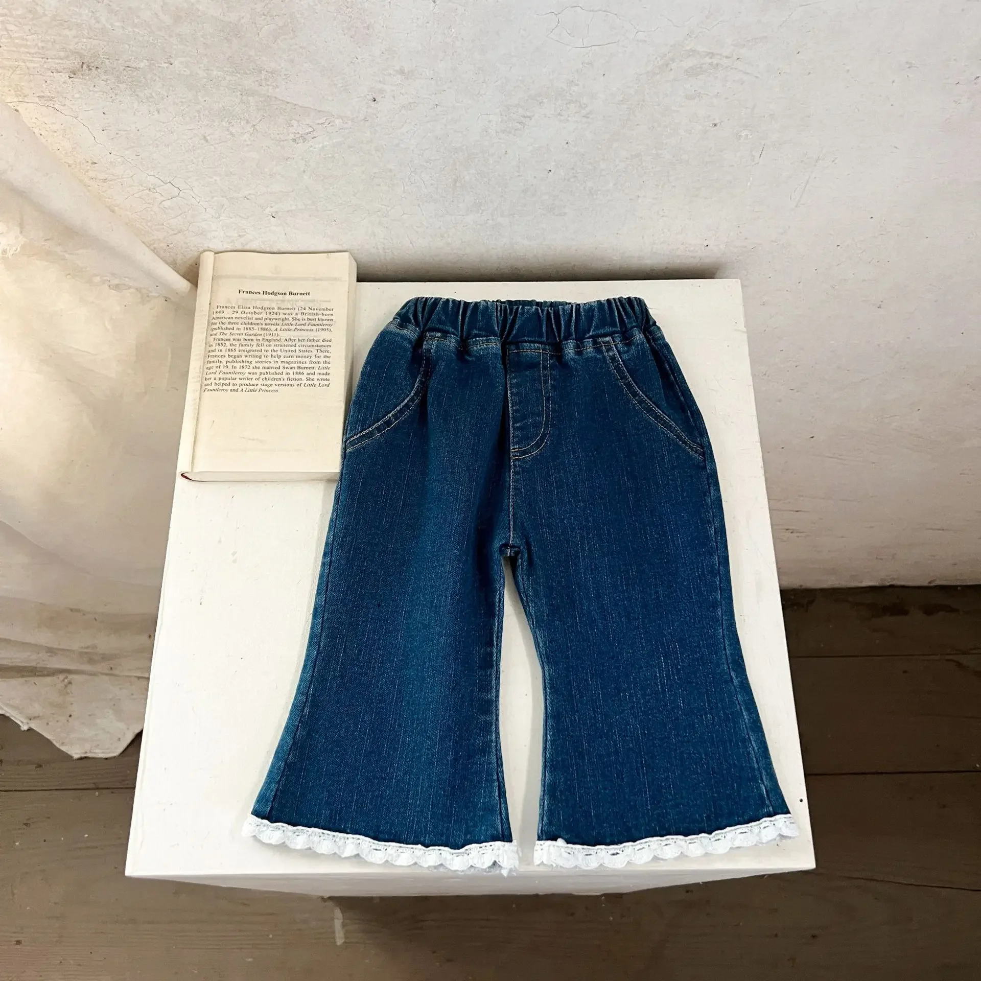 Vestiti del bambino tinta unita semplice pizzo Denim Flare pantaloni 2024 primavera e autunno nuove ragazze moda bambino Casual tutti i Jeans abbinati